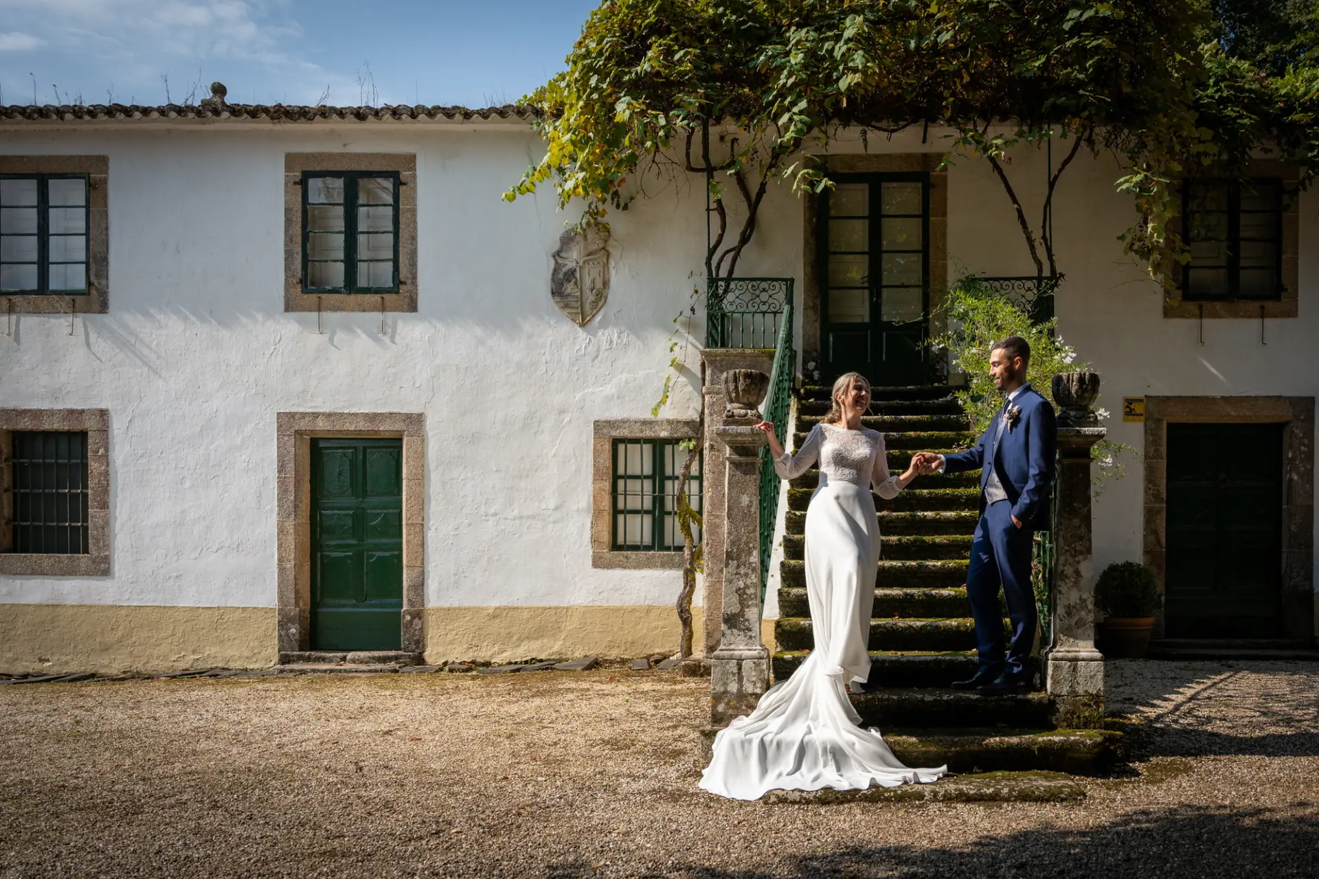 Novios en la escalinata de un pazo gallego en A Coruña filmados por Visualtec
